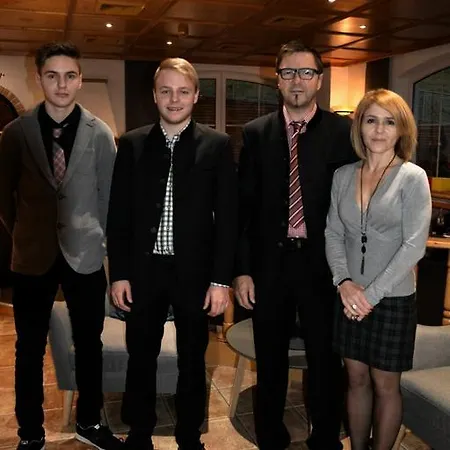 费伦沃农沃法特酒店 耶岑斯